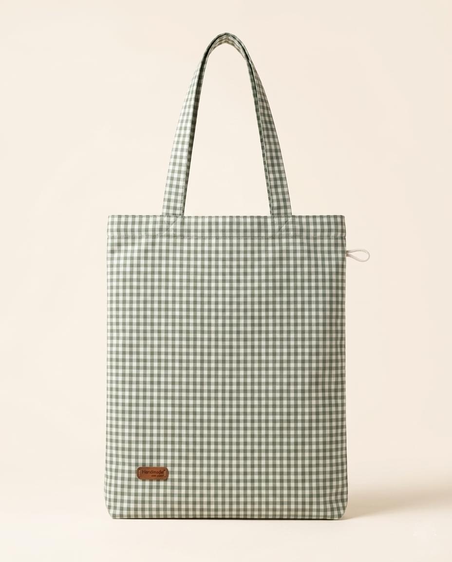 Bolsa tote de cuadros vichy verde y crudo con asas largas y etiqueta Handmade