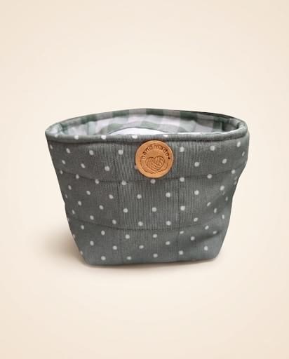 Neceser plegable de tela verde salvia con topitos blancos y forro de cuadros vichy